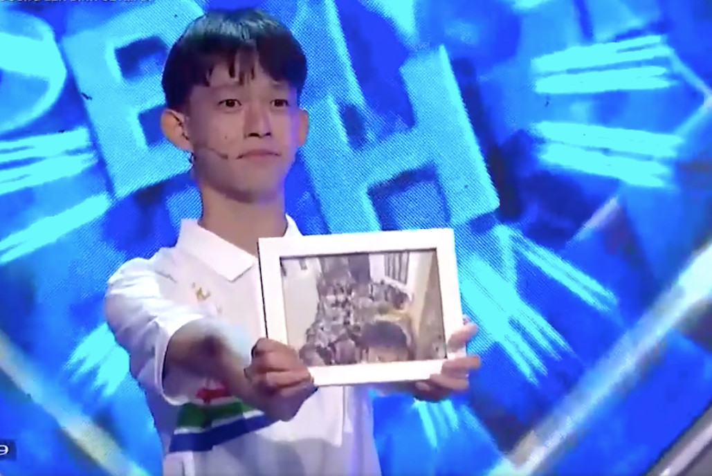 Nam sinh Quang Dũng với bức ảnh tập thể lớp liên hoan dịp 20/11. Nam sinh Quang Dũng với bức ảnh tập thể lớp liên hoan dịp 20/11.