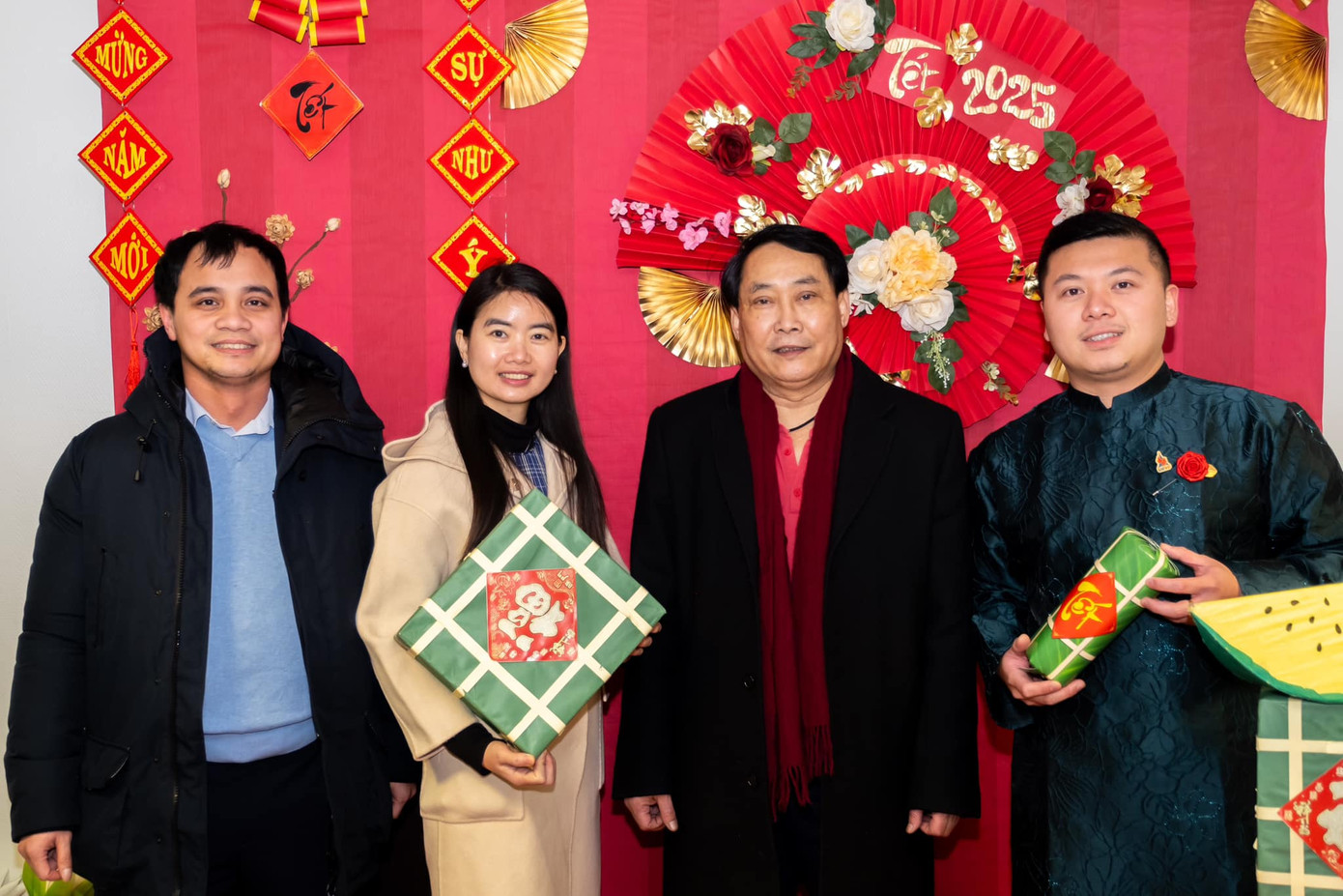 Đoàn Trung tâm văn hóa Việt Nam tại Pháp do NSƯT Tăng Thanh Sơn (thứ 2 từ phải sang) dẫn đầu cùng đón Tết sớm. Ảnh: NVCC