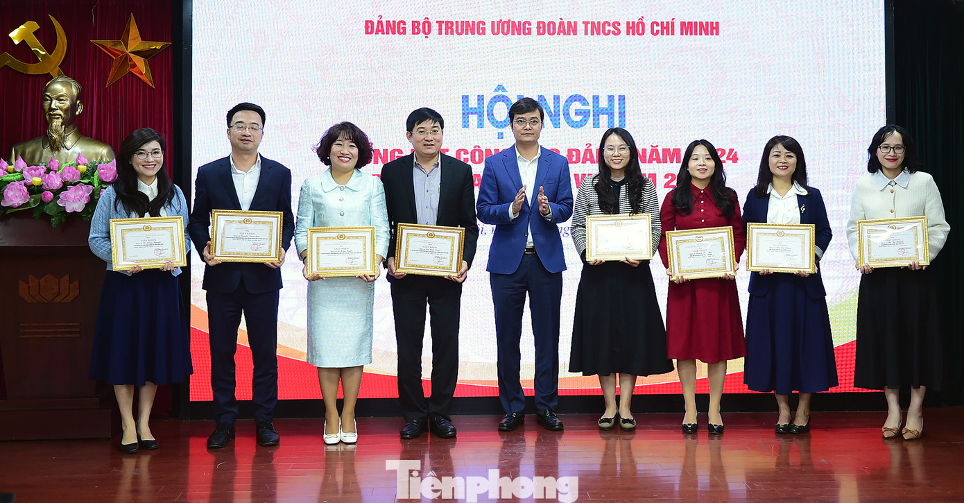 Các cá nhân có thành tích xuất sắc trong năm 2024 được khen thưởng tại hội nghị. Các cá nhân có thành tích xuất sắc trong năm 2024 được khen thưởng tại hội nghị.