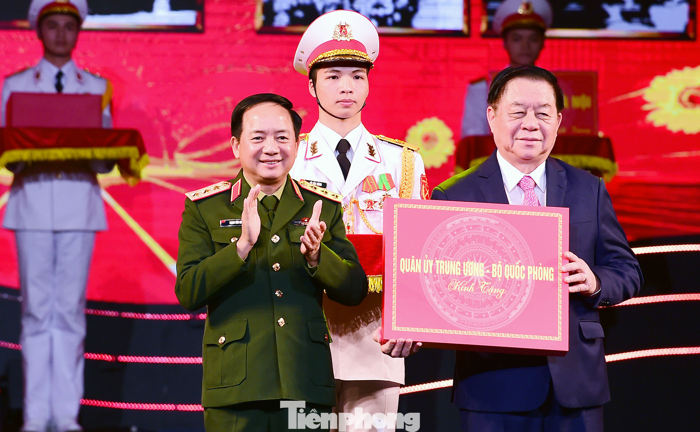 Thượng tướng Trịnh Văn Quyết - Chủ nhiệm Tổng cục Chính trị QĐND Việt Nam, Thiếu tướng Đặng Hồng Đức - Thứ trưởng Bộ Công an; Phó Bí thư thường trực Thành ủy Hà Nội Nguyễn Văn Phong đại diện các đơn vị, địa phương đầu tiên trao tặng kỷ vật cho Dự án xây dựng Bảo tàng Đảng Cộng sản Việt Nam. Ảnh: Xuân Tùng Thượng tướng Trịnh Văn Quyết - Chủ nhiệm Tổng cục Chính trị QĐND Việt Nam, Thiếu tướng Đặng Hồng Đức - Thứ trưởng Bộ Công an; Phó Bí thư thường trực Thành ủy Hà Nội Nguyễn Văn Phong đại diện các đơn vị, địa phương đầu tiên trao tặng kỷ vật cho Dự án xây dựng Bảo tàng Đảng Cộng sản Việt Nam. Ảnh: Xuân Tùng