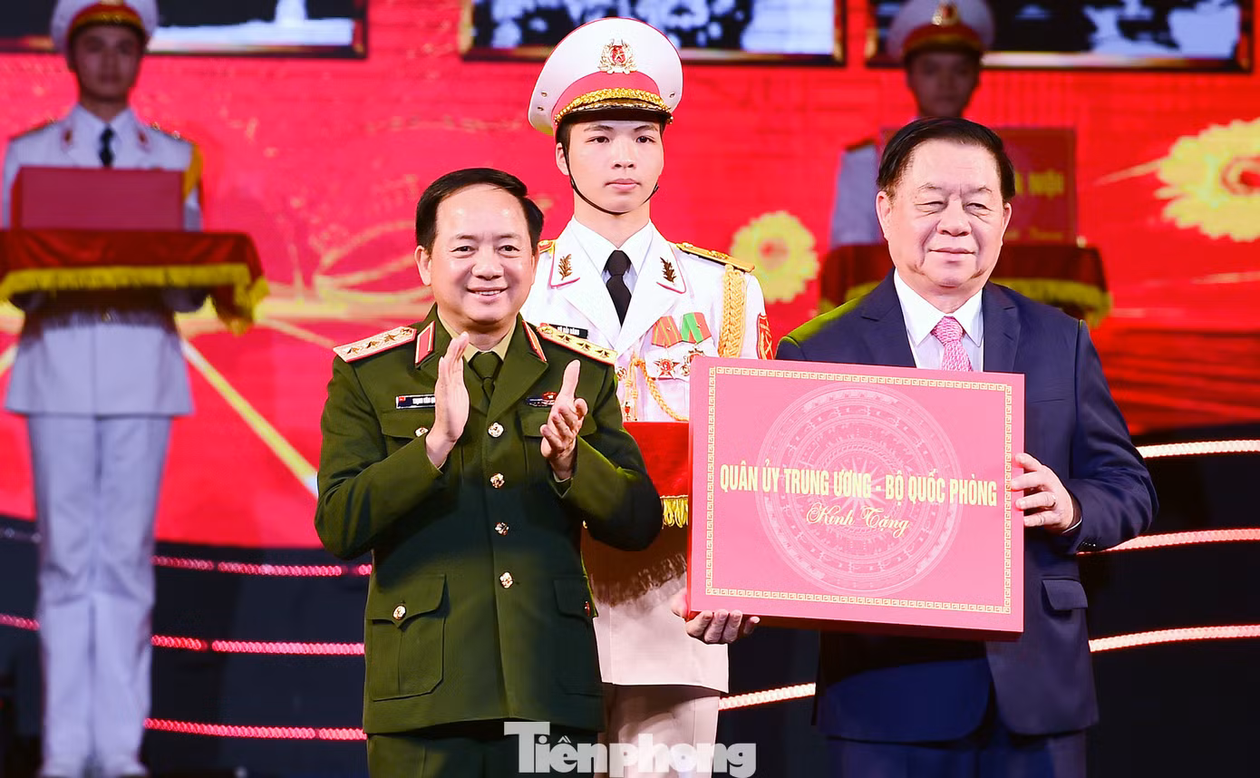 Thượng tướng Trịnh Văn Quyết - Chủ nhiệm Tổng cục Chính trị QĐND Việt Nam, Thiếu tướng Đặng Hồng Đức - Thứ trưởng Bộ Công an; Phó Bí thư thường trực Thành ủy Hà Nội Nguyễn Văn Phong đại diện các đơn vị, địa phương đầu tiên trao tặng kỷ vật cho Dự án xây dựng Bảo tàng Đảng Cộng sản Việt Nam. Ảnh: Xuân Tùng