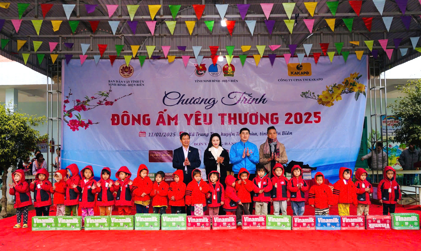 Lãnh đạo Tỉnh đoàn Ninh Bình, Ban Dân vận Tỉnh uỷ Điện Biên và các nhà tài trợ trao tặng quà cho các em học sinh Trường Mầm non Tủa Chùa. Ảnh: BTC