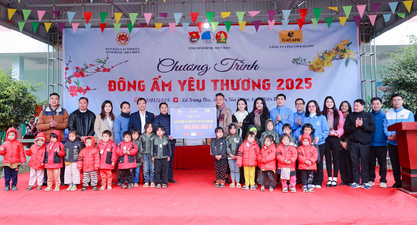 Nhiều phần quà ý nghĩa được trao tặng tới các em học sinh vùng cao Điện Biên. Ảnh: BTC