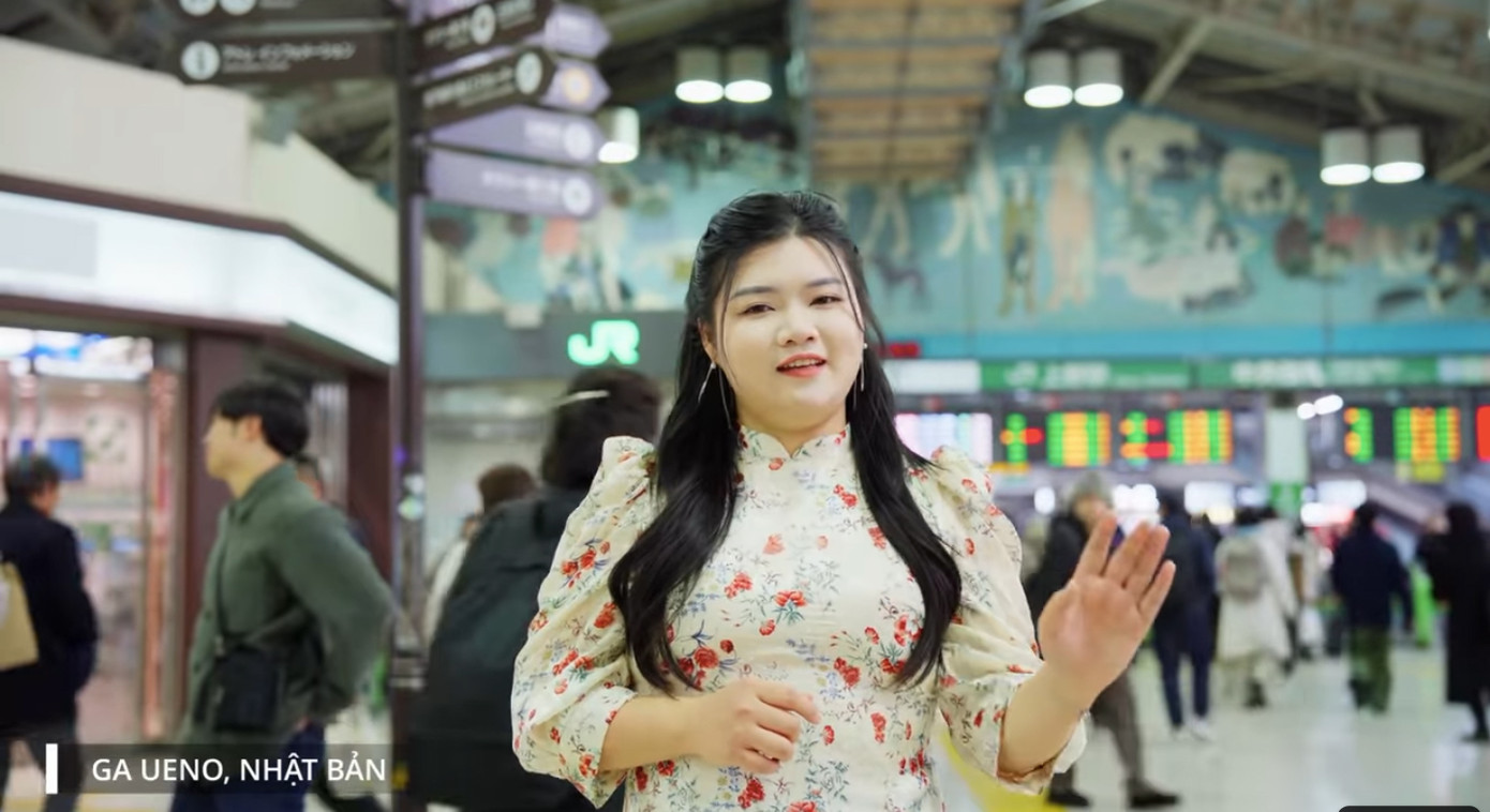 Các bạn trẻ người Việt hát Xẩm trong MV "Xẩm Xuân - Tuổi trẻ và đất nước". Ảnh chụp lại màn hình.