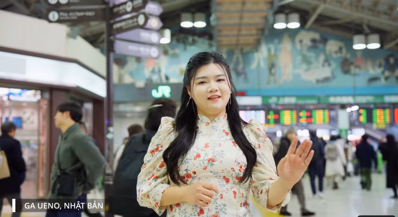 Các bạn trẻ người Việt hát Xẩm trong MV "Xẩm Xuân - Tuổi trẻ và đất nước". Ảnh chụp lại màn hình.