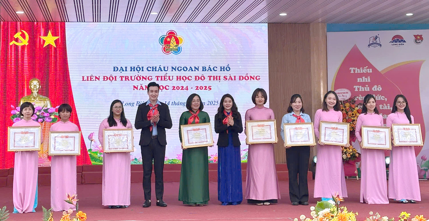 Thành Đoàn - Hội đồng Đội thành phố Hà Nội đã tặng bằng khen cho tập thể Trường Tiểu học Đô thị Sài Đồng và giáo viên tại chương trình. Ảnh: Tường Kha