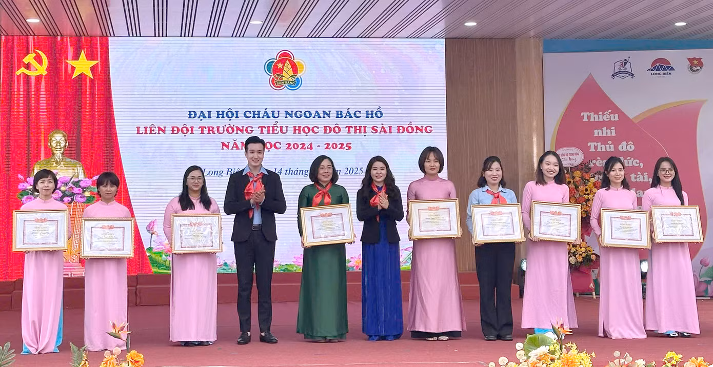 Thành Đoàn - Hội đồng Đội thành phố Hà Nội đã tặng bằng khen cho tập thể Trường Tiểu học Đô thị Sài Đồng và giáo viên tại chương trình. Ảnh: Tường Kha