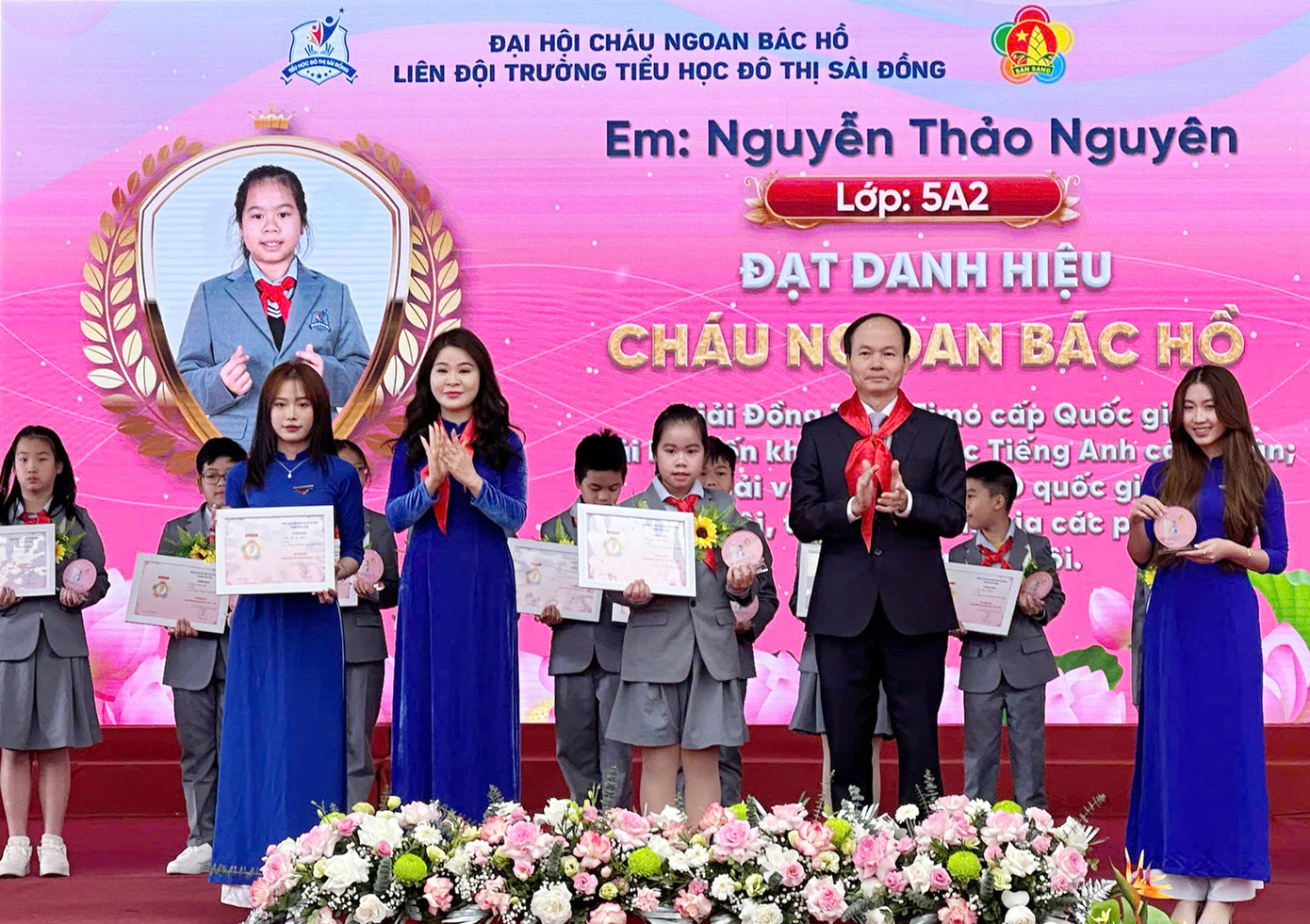 Bí thư Thành Đoàn Hà Nội Chu Hồng Minh và Bí thư Quận ủy Long Biên Đường Hoài Nam trao khen thưởng các em đội viên tiêu biểu. Ảnh: Tường Kha