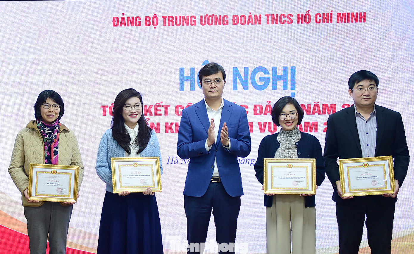 Anh Bùi Quang Huy trao khen thưởng 4 tập thể có thành tích xuất sắc trong năm 2024. Ảnh: Xuân Tùng Anh Bùi Quang Huy trao khen thưởng 4 tập thể có thành tích xuất sắc trong năm 2024. Ảnh: Xuân Tùng