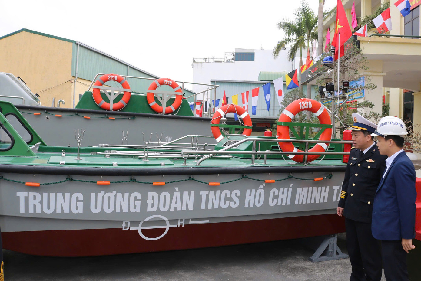 Các đại biểu tham quan nhà máy X70. Ảnh: Minh Hiển