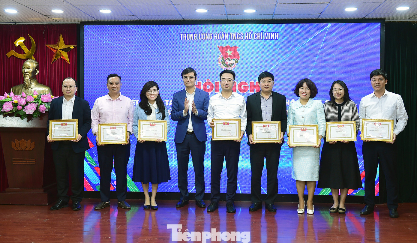 Cơ quan T.Ư Đoàn trao khen thưởng các cá nhân có thành tích xuất sắc trong năm 2024. Ảnh; Xuân Tùng