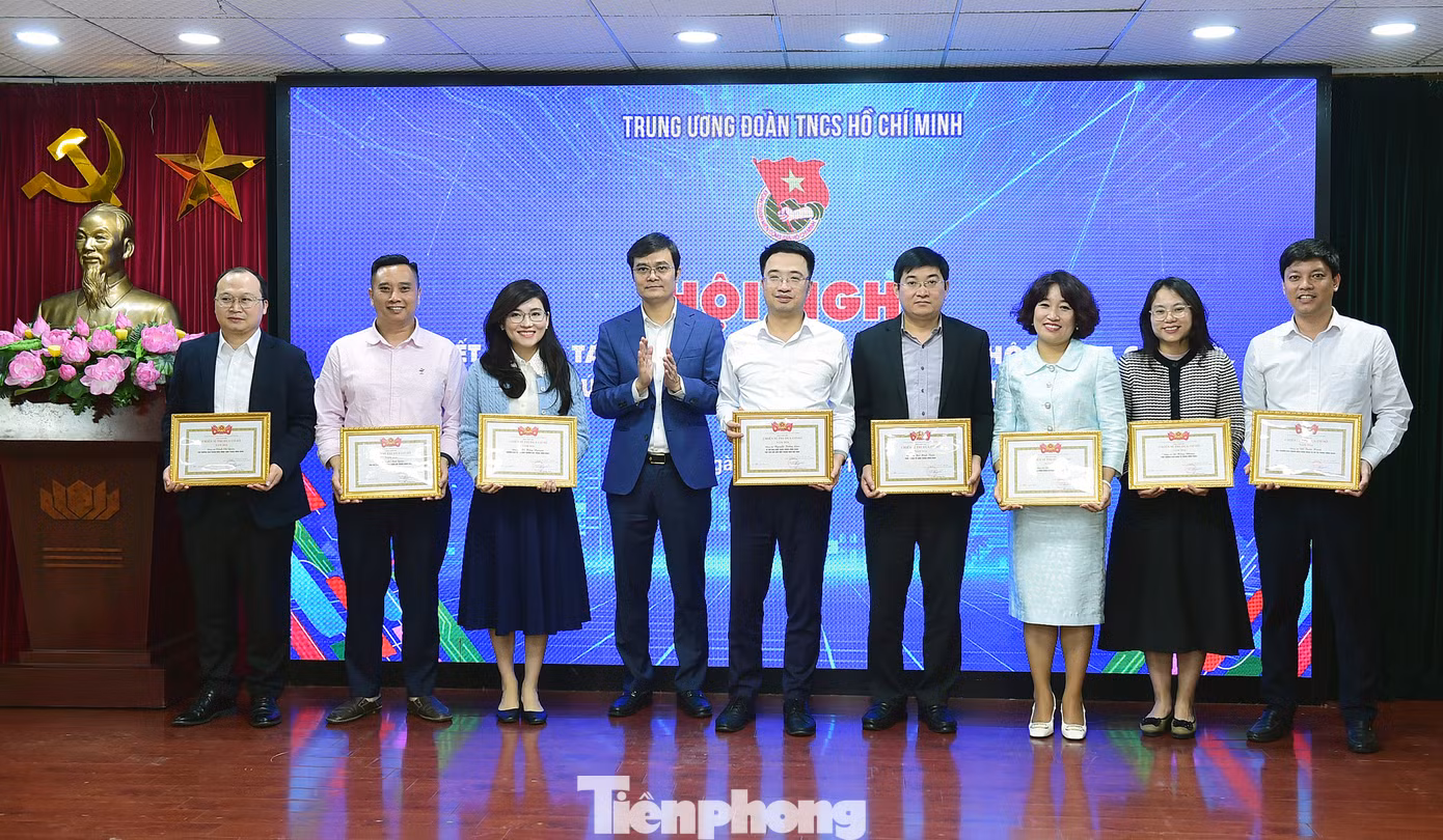 Cơ quan T.Ư Đoàn trao khen thưởng các cá nhân có thành tích xuất sắc trong năm 2024. Ảnh; Xuân Tùng