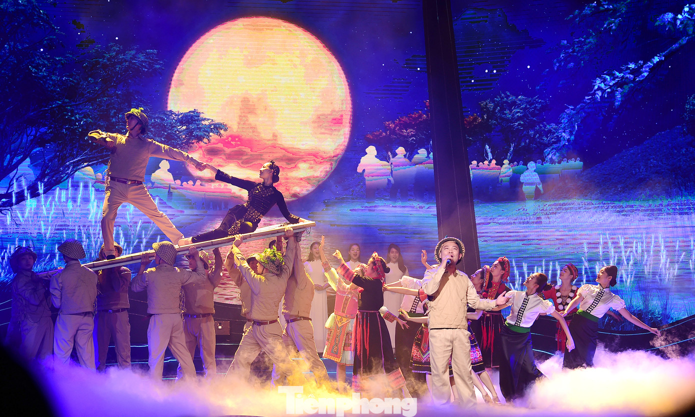 Các tiết mục được dàn dựng công phu, nhiều điểm nhấn. Ảnh: Xuân Tùng Các tiết mục được dàn dựng công phu, nhiều điểm nhấn. Ảnh: Xuân Tùng