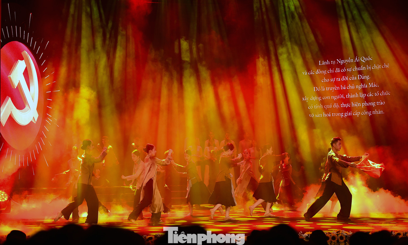 Tiết mục trong chương trình chính luận nghệ thuật "Mãi mãi niềm tin theo Đảng" năm 2025. Ảnh: Xuân Tùng Tiết mục trong chương trình chính luận nghệ thuật "Mãi mãi niềm tin theo Đảng" năm 2025. Ảnh: Xuân Tùng