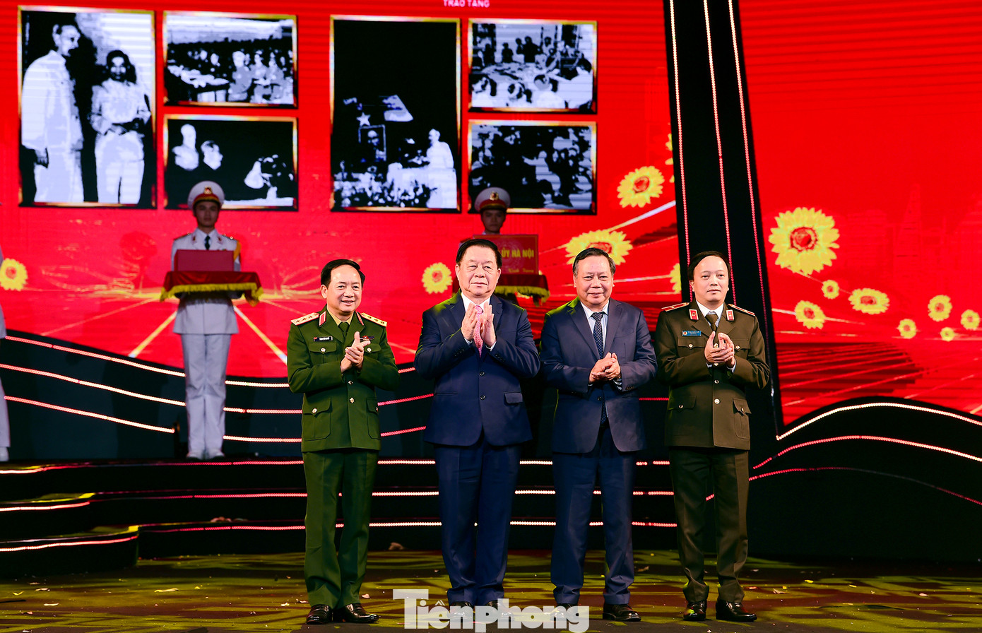 Trưởng Ban Tuyên giáo Trung ương Nguyễn Trọng Nghĩa cùng lãnh đạo các đơn vị, địa phương trao tặng kỷ vật tại chương trình. Ảnh: Xuân Tùng Trưởng Ban Tuyên giáo Trung ương Nguyễn Trọng Nghĩa cùng lãnh đạo các đơn vị, địa phương trao tặng kỷ vật tại chương trình. Ảnh: Xuân Tùng