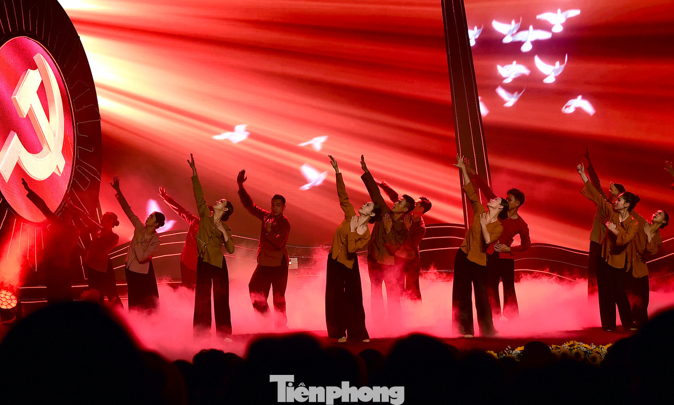 Tiết mục trong chương trình chính luận nghệ thuật "Mãi mãi niềm tin theo Đảng" năm 2025. Ảnh: Xuân Tùng Tiết mục trong chương trình chính luận nghệ thuật "Mãi mãi niềm tin theo Đảng" năm 2025. Ảnh: Xuân Tùng