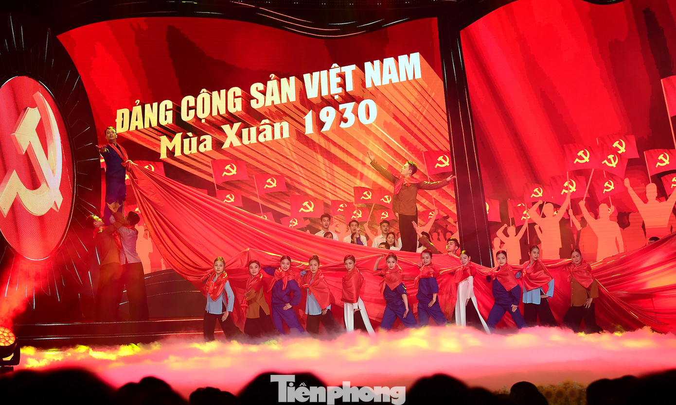 Tiết mục biểu diễn trong chương trình chính luận nghệ thuật “Mãi mãi niềm tin theo Đảng". Ảnh: Xuân Tùng Tiết mục biểu diễn trong chương trình chính luận nghệ thuật “Mãi mãi niềm tin theo Đảng". Ảnh: Xuân Tùng