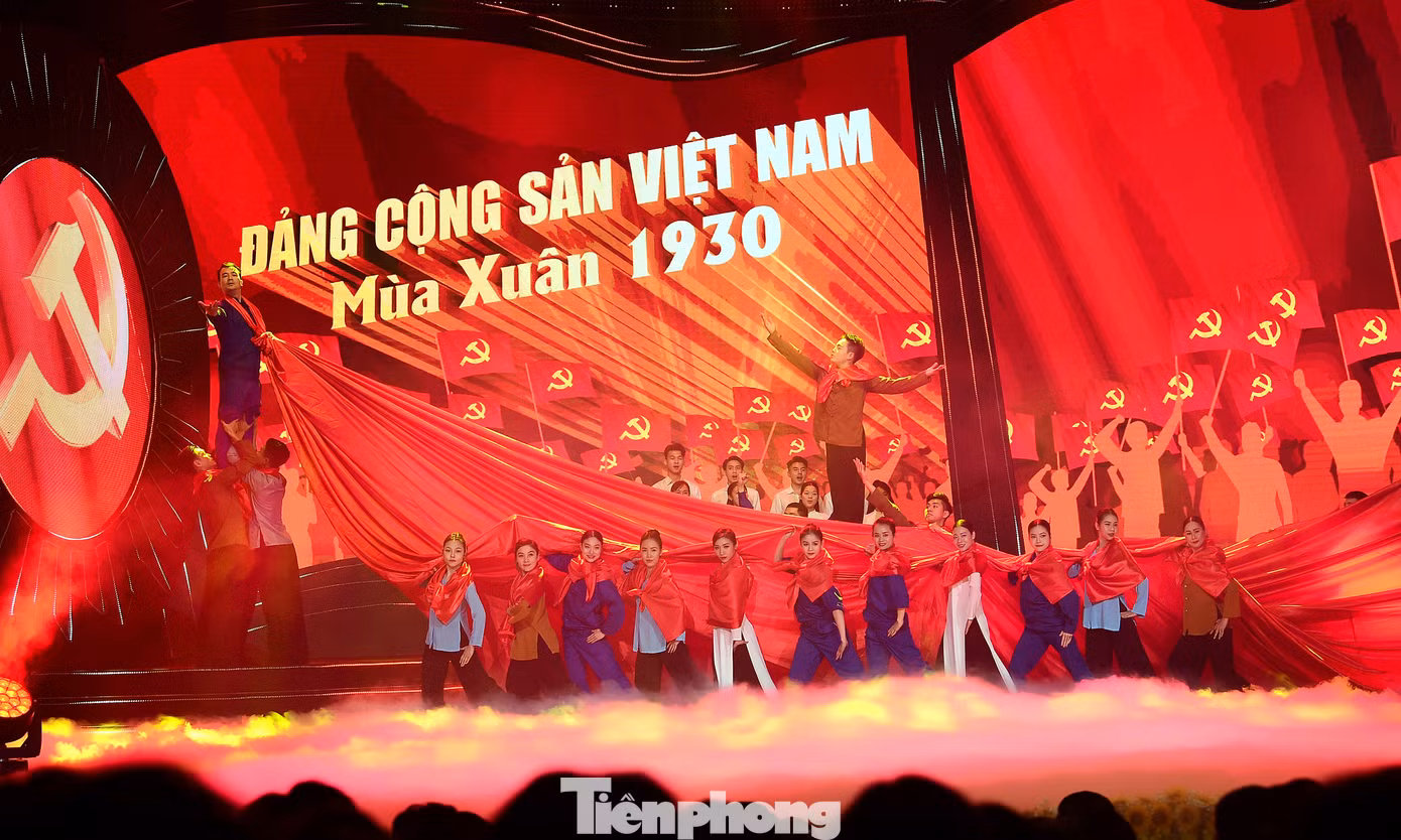 Tiết mục biểu diễn trong chương trình chính luận nghệ thuật “Mãi mãi niềm tin theo Đảng". Ảnh: Xuân Tùng