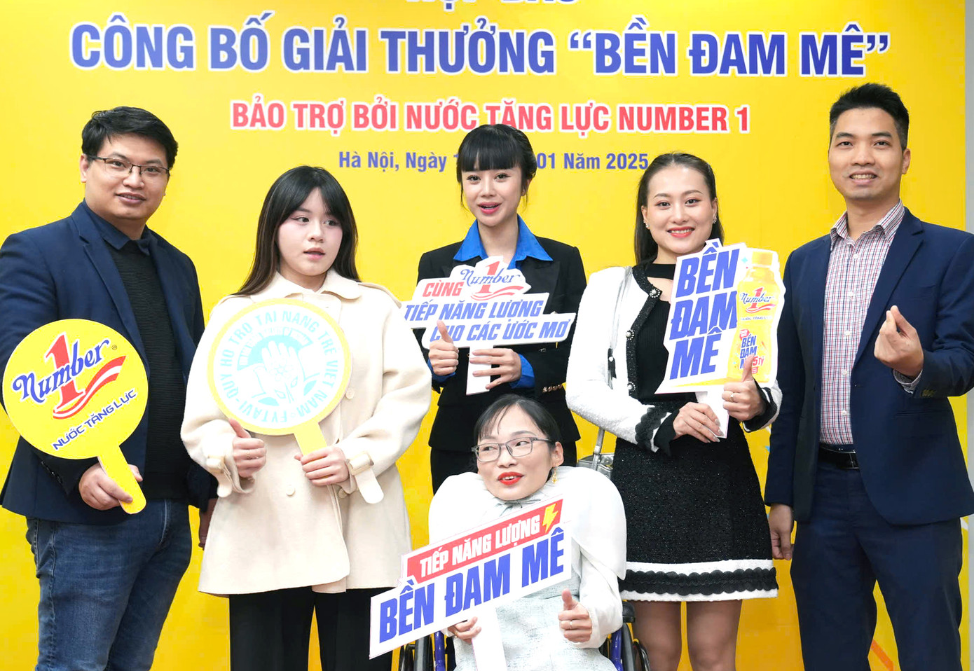 Gương mặt trẻ Việt Nam tiêu biểu và Gương mặt trẻ Việt Nam triển vọng tham dự chương trình họp báo. Gương mặt trẻ Việt Nam tiêu biểu và Gương mặt trẻ Việt Nam triển vọng tham dự chương trình họp báo.