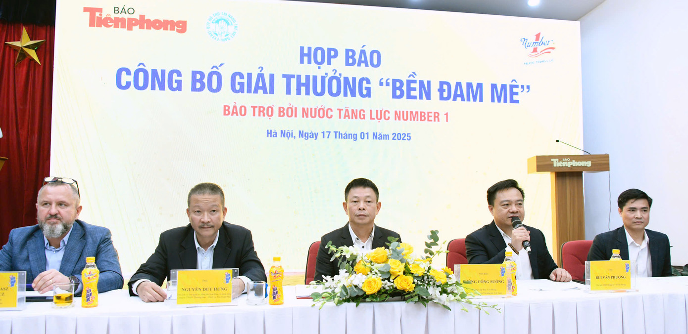 Ban Tổ chức trao đổi tại chương trình họp báo.