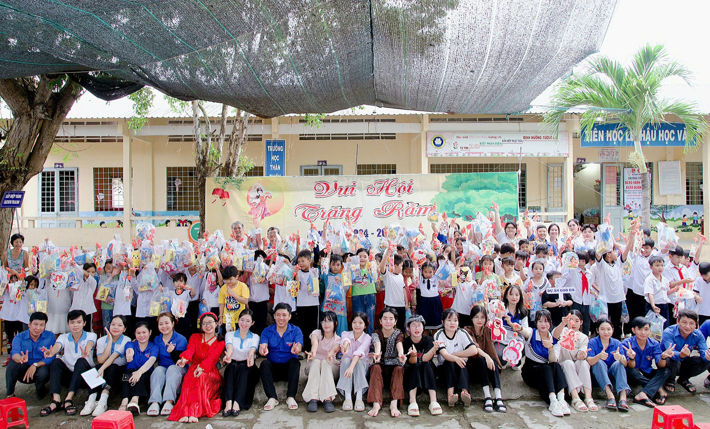 Thạch Ngọc Hải và các tình nguyện viên Dự án "Cho em" đã tổ chức nhiều hoạt động ý nghĩa đến trẻ em vùng cao, trẻ em có hoàn cảnh khó khăn. Ảnh: NVCC