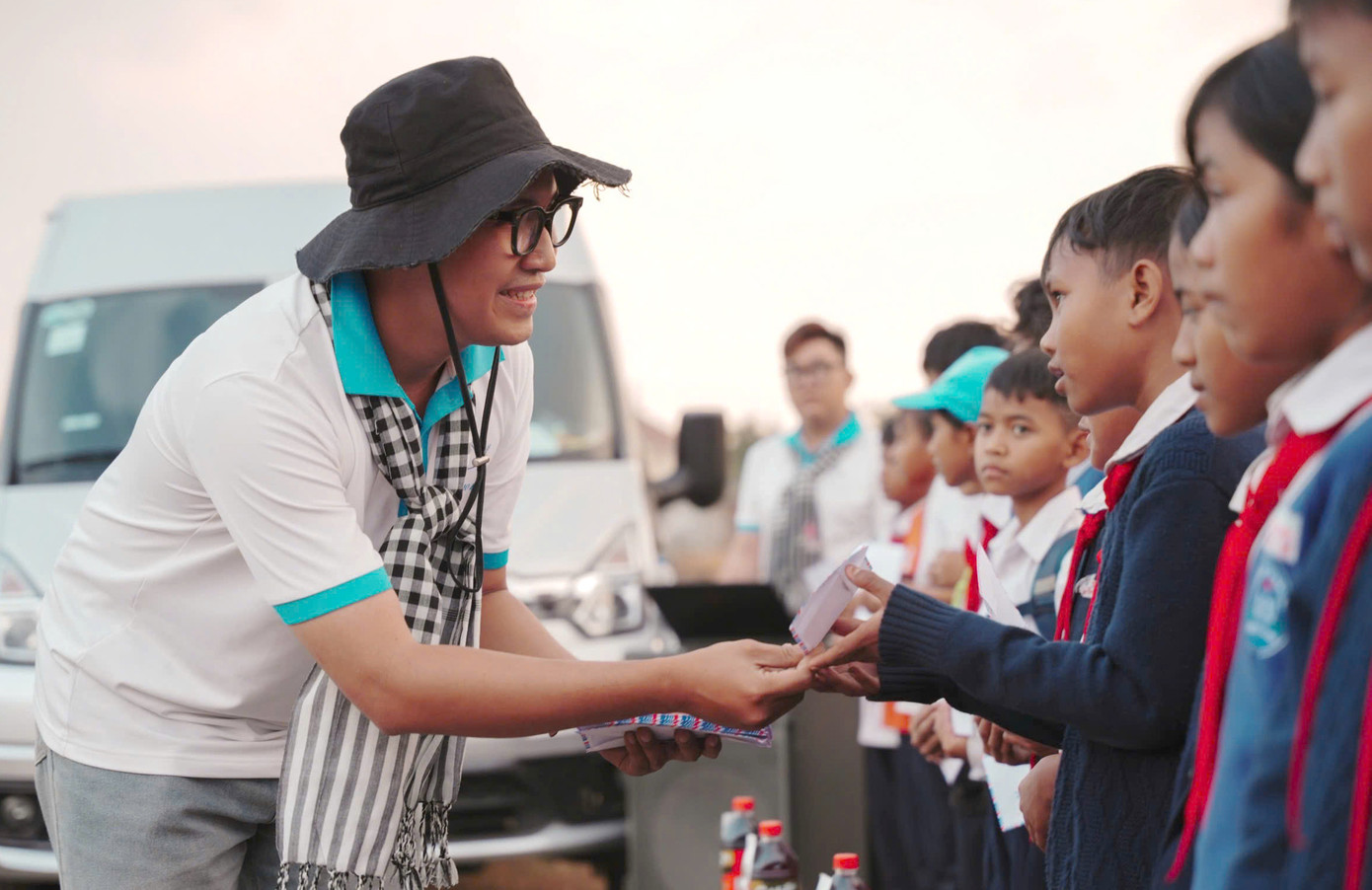 Thạch Ngọc Hải và các tình nguyện viên Dự án "Cho em" đã tổ chức nhiều hoạt động ý nghĩa đến trẻ em vùng cao, trẻ em có hoàn cảnh khó khăn. Ảnh: NVCC