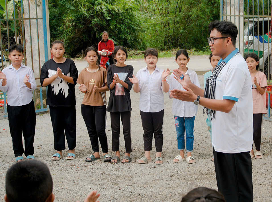 Thạch Ngọc Hải hòa mình vào các hoạt động tình nguyện. Ảnh: NVCC