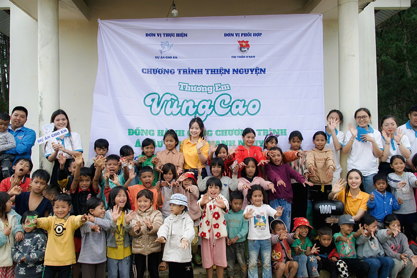 Thạch Ngọc Hải và các tình nguyện viên Dự án "Cho em" đã tổ chức nhiều hoạt động ý nghĩa đến trẻ em vùng cao, trẻ em có hoàn cảnh khó khăn. Ảnh: NVCC