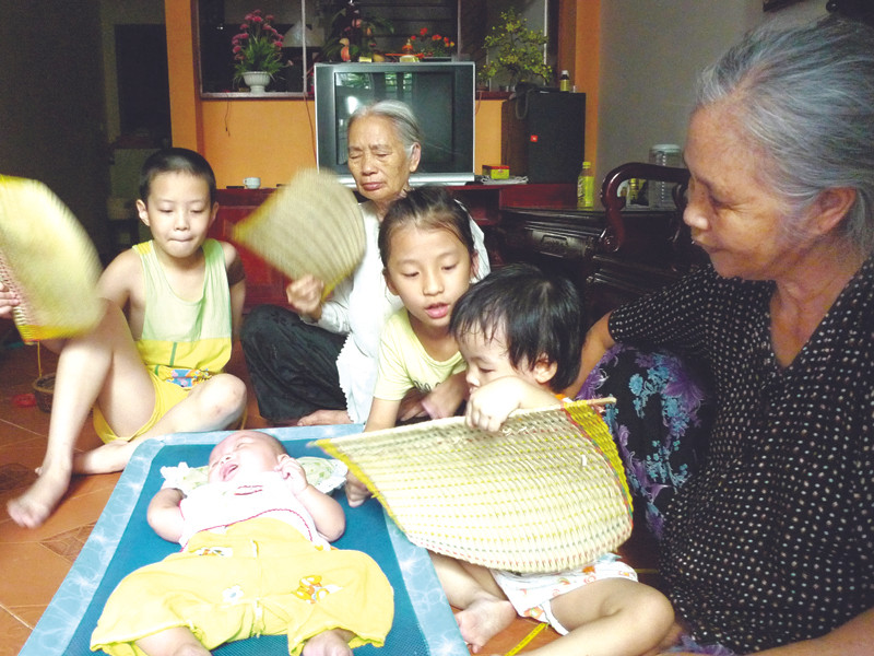 Bà cháu nhà 12 ngách 25 Vũ Ngọc Phan khốn khổ vì mất điện