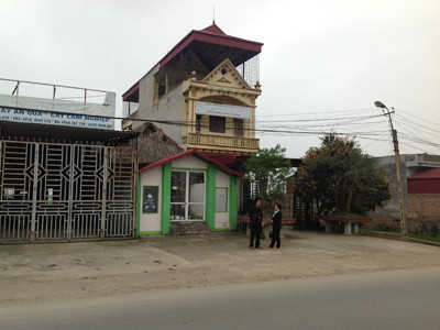 Căn nhà đã cắm ngân hàng. (ảnh nhỏ) và căn nhà đã cắm ngân hàng