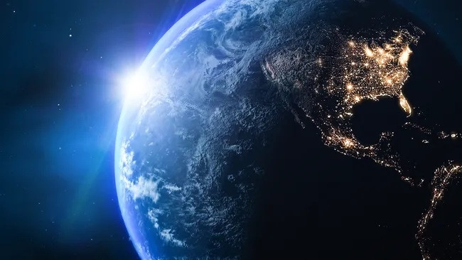 Trái đất quay quanh mặt trời với vận tốc 110.000 km/h nhưng chúng ta không cảm nhận được nó đang quay. (Ảnh: DrPixel qua Getty Images)