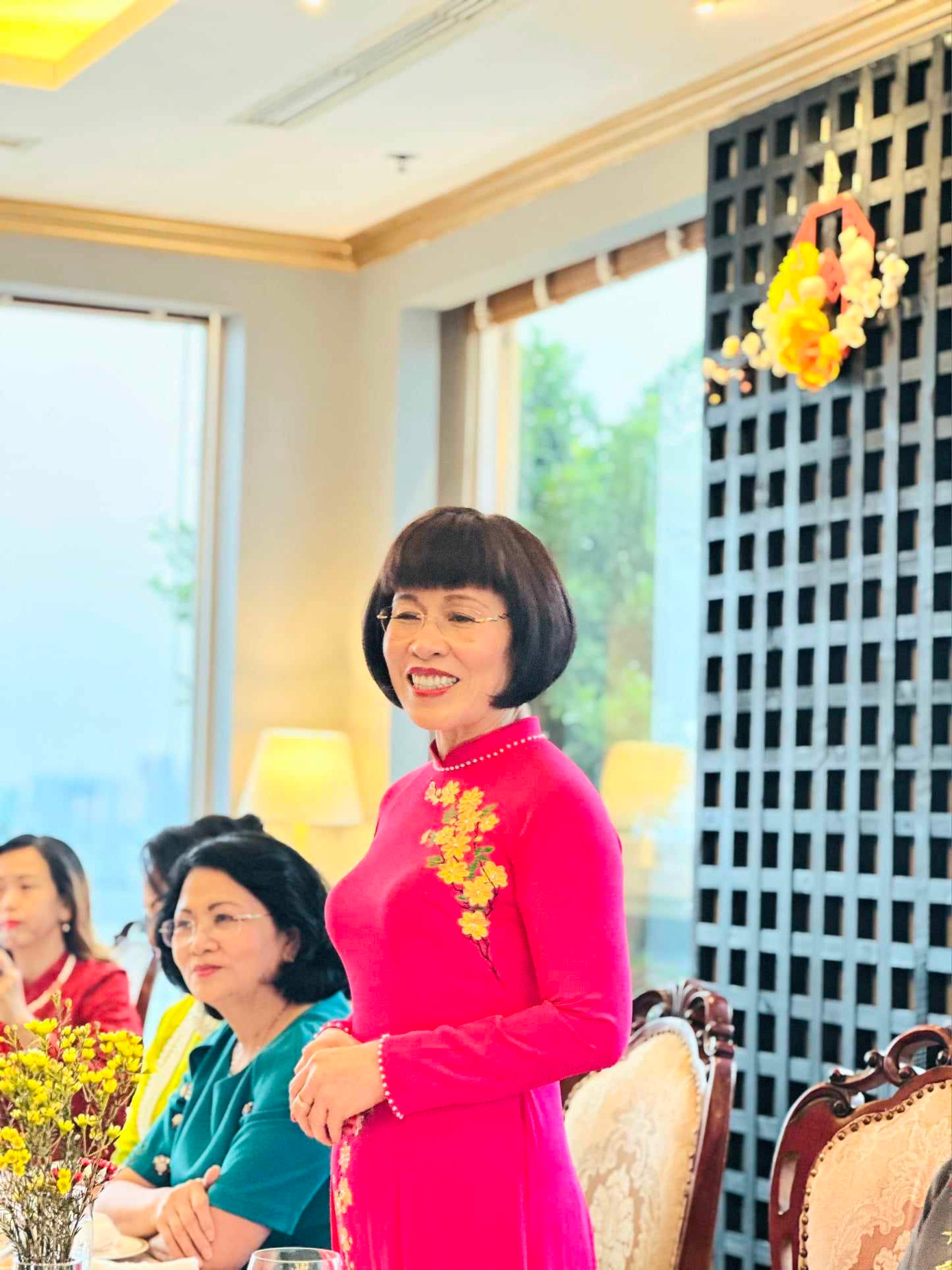 TS. Phan Bích Thiện - Chủ tịch Diễn đàn Phụ nữ Việt Nam tại châu Âu, báo cáo với nguyên Phó Chủ tịch nước Đặng Thị Ngọc Thịnh về các hoạt động của Diễn đàn.