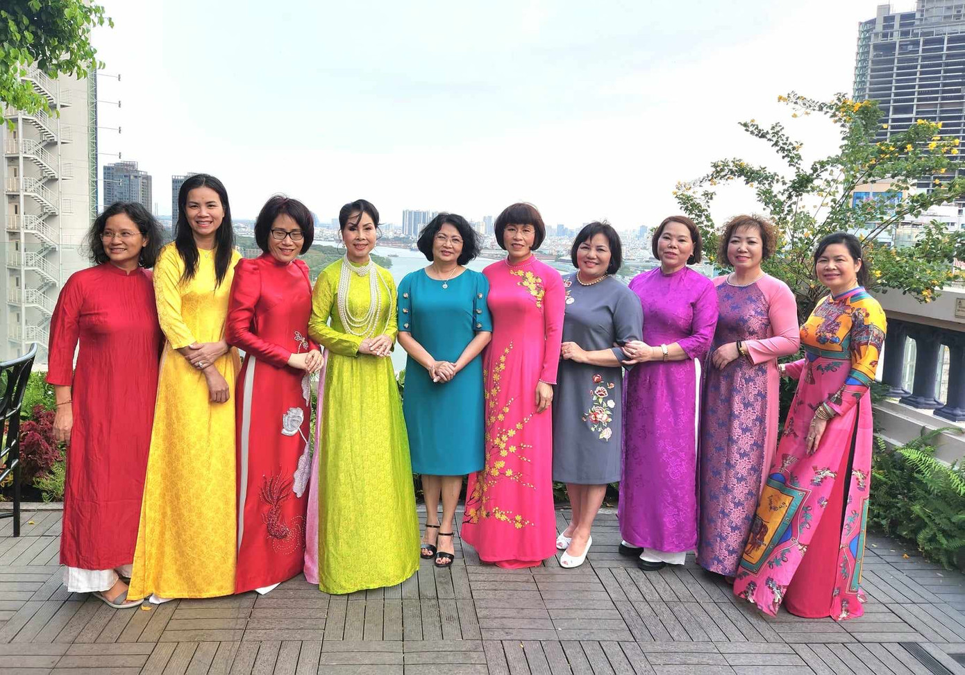 Các đại diện Diễn đàn Phụ nữ Việt Nam tại châu Âu tại cuộc gặp mặt với nguyên Phó Chủ tịch nước Đặng Thị Ngọc Thịnh.