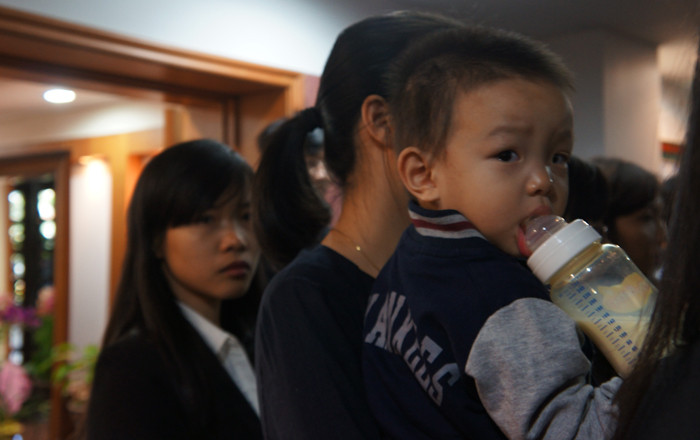 Em nhỏ này theo mẹ đến Đại sứ quán từ sáng sớm để chờ viếng Đại tướng. Ảnh: T.Đ