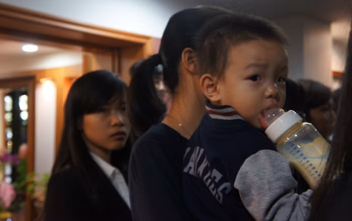 Em nhỏ này theo mẹ đến Đại sứ quán từ sáng sớm để chờ viếng Đại tướng. Ảnh: T.Đ