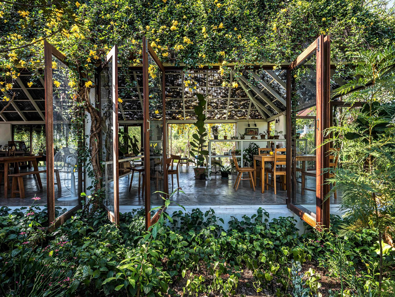 Cây kèn vàng cũng đóng vai trò là vật liệu xây dựng tự nhiên cho tác phẩm kiến trúc này. Cây kèn vàng cũng đóng vai trò là vật liệu xây dựng tự nhiên cho tác phẩm kiến trúc này.