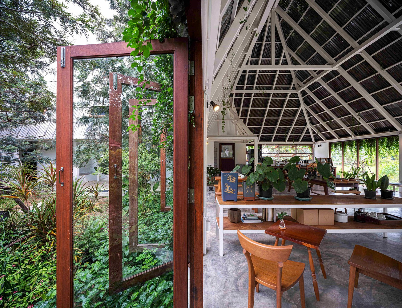 Các khu vực chức năng của ngôi nhà được kết nối tốt với không gian ngoài trời, đảm bảo tính liên tục và môi trường râm mát, dễ chịu. Các khu vực chức năng của ngôi nhà được kết nối tốt với không gian ngoài trời, đảm bảo tính liên tục và môi trường râm mát, dễ chịu.