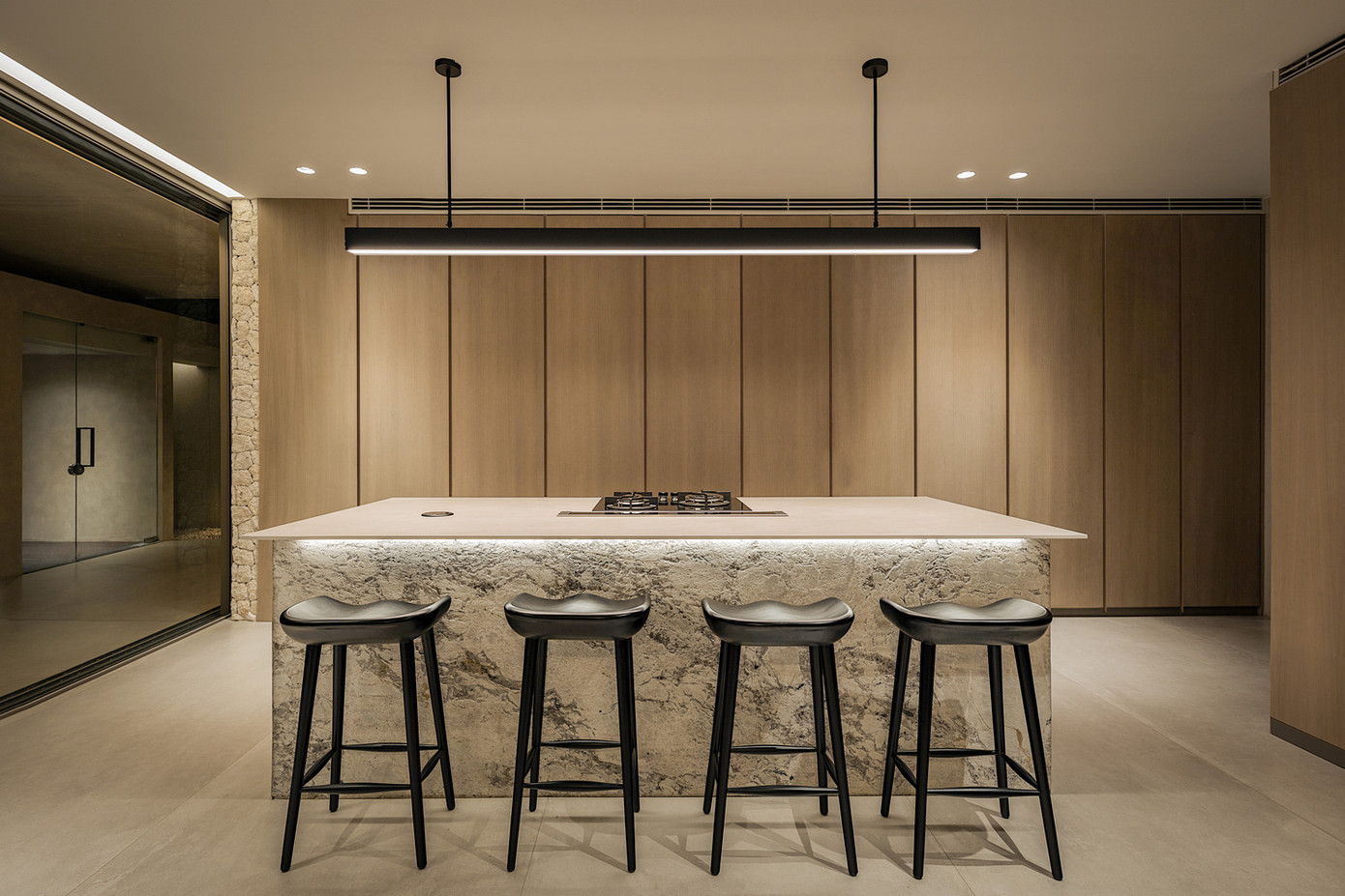 Vật liệu nội thất chủ yếu bao gồm gỗ sồi, tất cả được kết hợp đơn sắc để tạo cảm giác nhẹ nhàng và thư giãn.