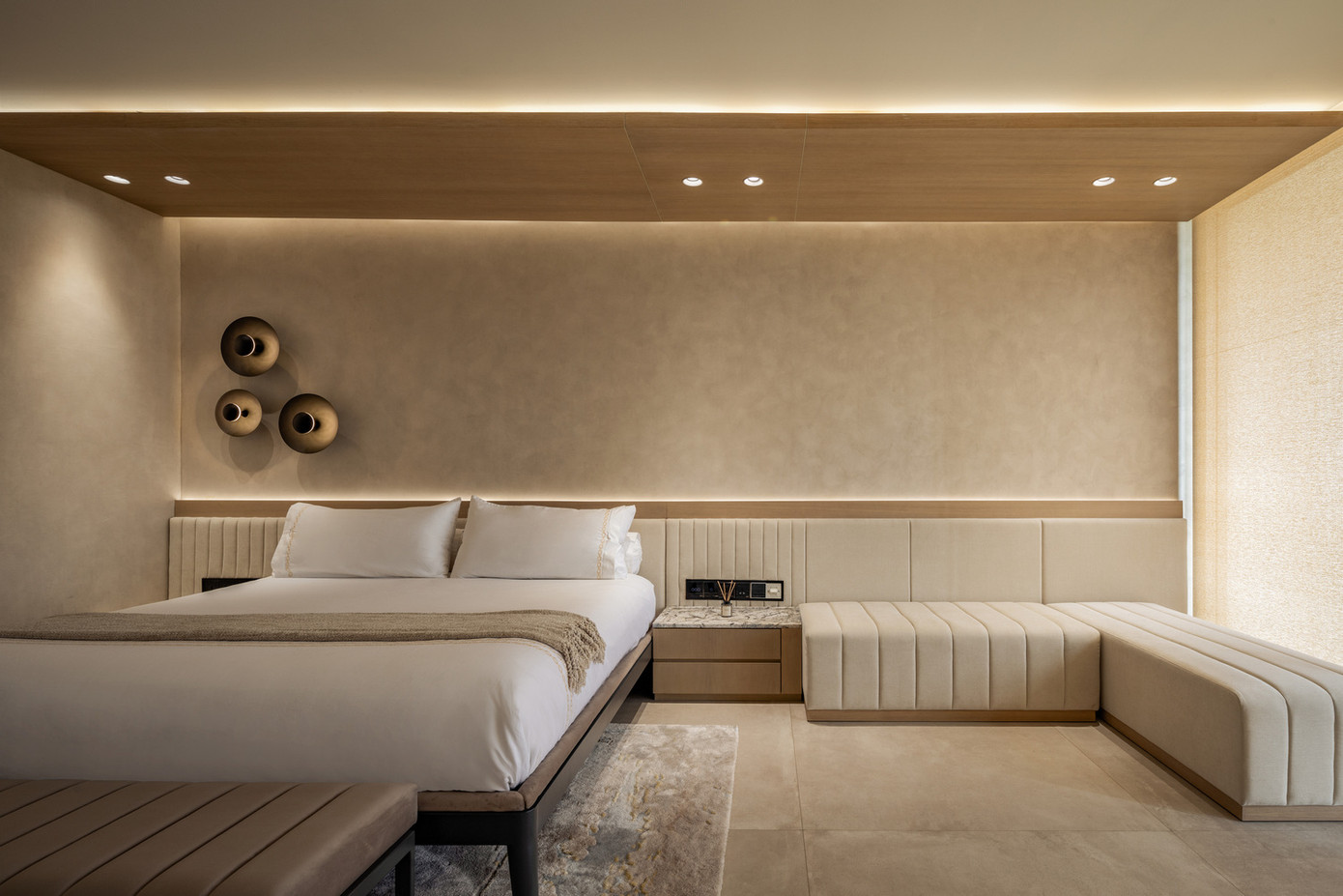 Bốn phòng ngủ nằm ở tầng hai và mỗi khu vực được sắp xếp để hòa hợp với không gian ngoài trời.