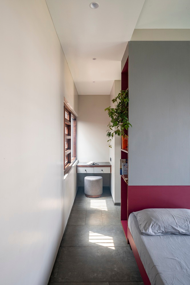 Có thể thấy, bất chấp những hạn chế về không gian, ngôi nhà được thiết kế tỉ mỉ để đáp ứng mọi nhu cầu của gia chủ một cách hiệu quả, đảm bảo chức năng mà không ảnh hưởng đến sự thoải mái hay tính thẩm mỹ bằng cách nắm bắt bối cảnh và đáp ứng các thách thức của địa điểm.