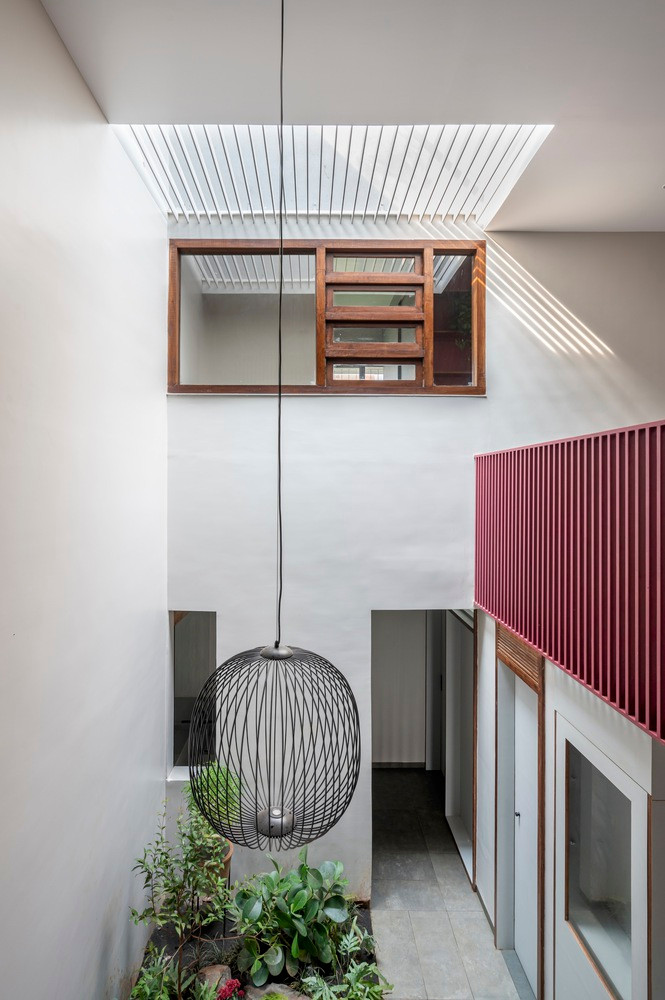 Có thể thấy, bất chấp những hạn chế về không gian, ngôi nhà được thiết kế tỉ mỉ để đáp ứng mọi nhu cầu của gia chủ một cách hiệu quả, đảm bảo chức năng mà không ảnh hưởng đến sự thoải mái hay tính thẩm mỹ bằng cách nắm bắt bối cảnh và đáp ứng các thách thức của địa điểm.