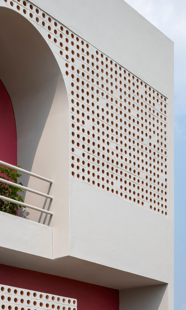 Các lỗ đục cho phép ánh sáng và không khí lưu thông, góp phần làm mát không gian trong nhà, giúp giảm sự phụ thuộc vào điều hòa và quạt điện.