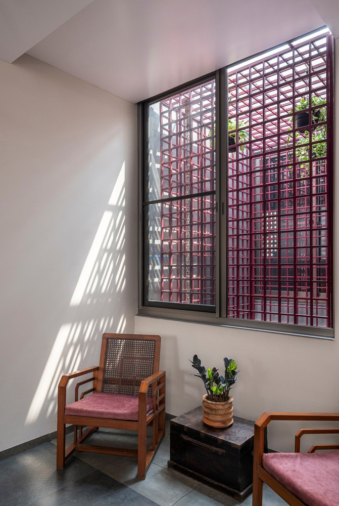 Có thể thấy, bất chấp những hạn chế về không gian, ngôi nhà được thiết kế tỉ mỉ để đáp ứng mọi nhu cầu của gia chủ một cách hiệu quả, đảm bảo chức năng mà không ảnh hưởng đến sự thoải mái hay tính thẩm mỹ bằng cách nắm bắt bối cảnh và đáp ứng các thách thức của địa điểm.