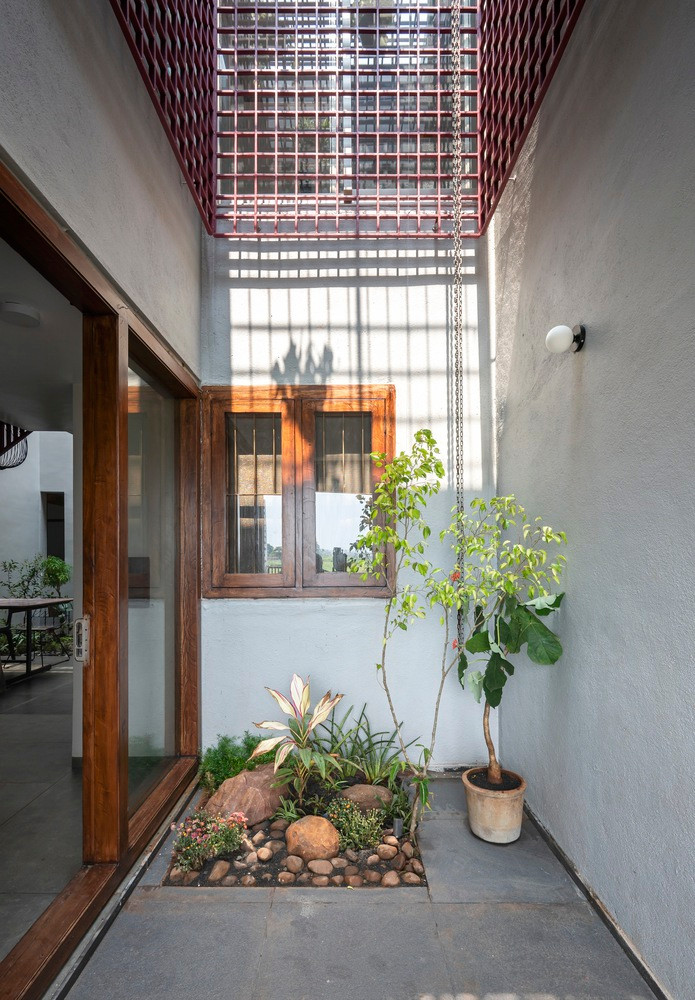 Các lỗ đục cho phép ánh sáng và không khí lưu thông, góp phần làm mát không gian trong nhà, giúp giảm sự phụ thuộc vào điều hòa và quạt điện.