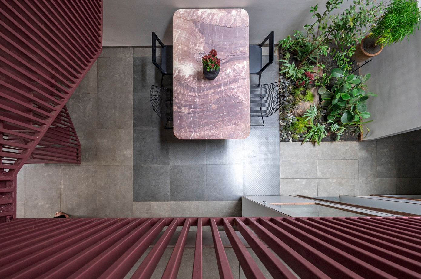 Việc tích hợp thiên nhiên vào môi trường xây dựng, không chỉ làm tăng sức hấp dẫn về mặt thẩm mỹ, mà còn thúc đẩy sự kết nối với không gian ngoài trời.