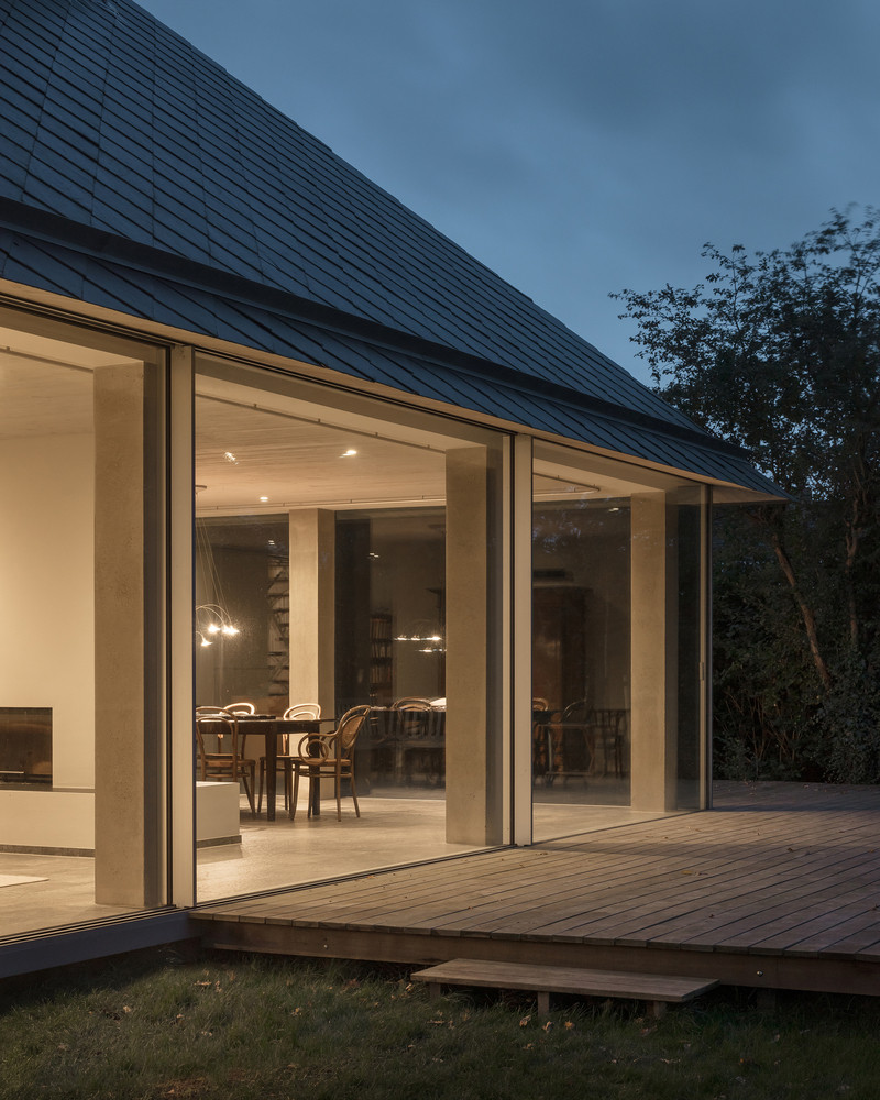 Không gian văn phòng cũ hiện gồm phòng ngủ và một văn phòng nhỏ hơn. Không gian văn phòng cũ hiện gồm phòng ngủ và một văn phòng nhỏ hơn.