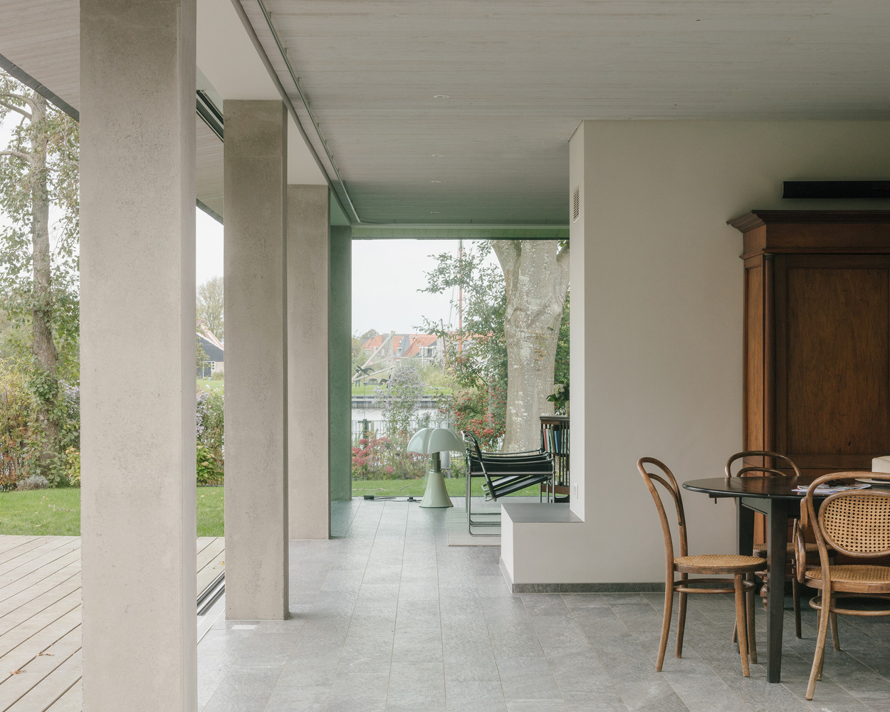 Thiết kế ban đầu của ngôi nhà là một chuỗi hai ô vuông lồng vào nhau tạo thành cơ sở cho bố cục mới ở tầng trệt. Sau khi cải tạo, tầng trệt trở thành không gian rộng lớn, chứa cả phòng khách và phòng ngủ. Thiết kế ban đầu của ngôi nhà là một chuỗi hai ô vuông lồng vào nhau tạo thành cơ sở cho bố cục mới ở tầng trệt. Sau khi cải tạo, tầng trệt trở thành không gian rộng lớn, chứa cả phòng khách và phòng ngủ.