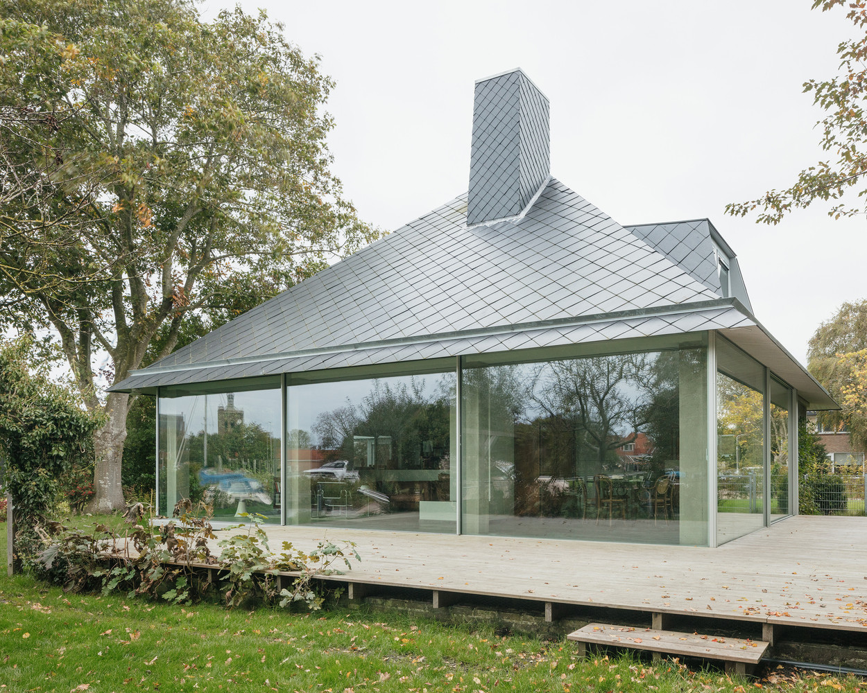 Khối chính chứa các khu vực sinh hoạt, hiện được mở ra bằng một sơ đồ cấu trúc mới, bên dưới mái nhà hình chóp đặc biệt. Khối chính chứa các khu vực sinh hoạt, hiện được mở ra bằng một sơ đồ cấu trúc mới, bên dưới mái nhà hình chóp đặc biệt.