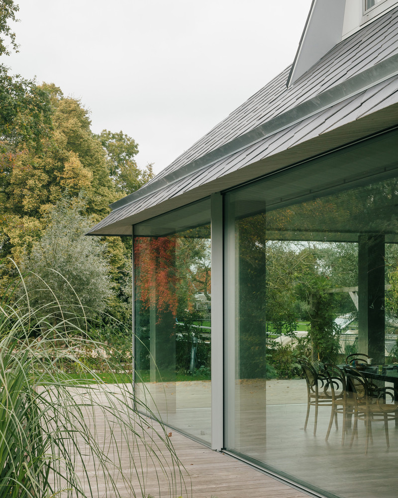 Mặt tiền được lắp kính hoàn toàn để nhấn mạnh mối quan hệ mới với không gian ngoài trời và có thể mở ra bằng khung cửa sổ trượt lớn. Mặt tiền được lắp kính hoàn toàn để nhấn mạnh mối quan hệ mới với không gian ngoài trời và có thể mở ra bằng khung cửa sổ trượt lớn.