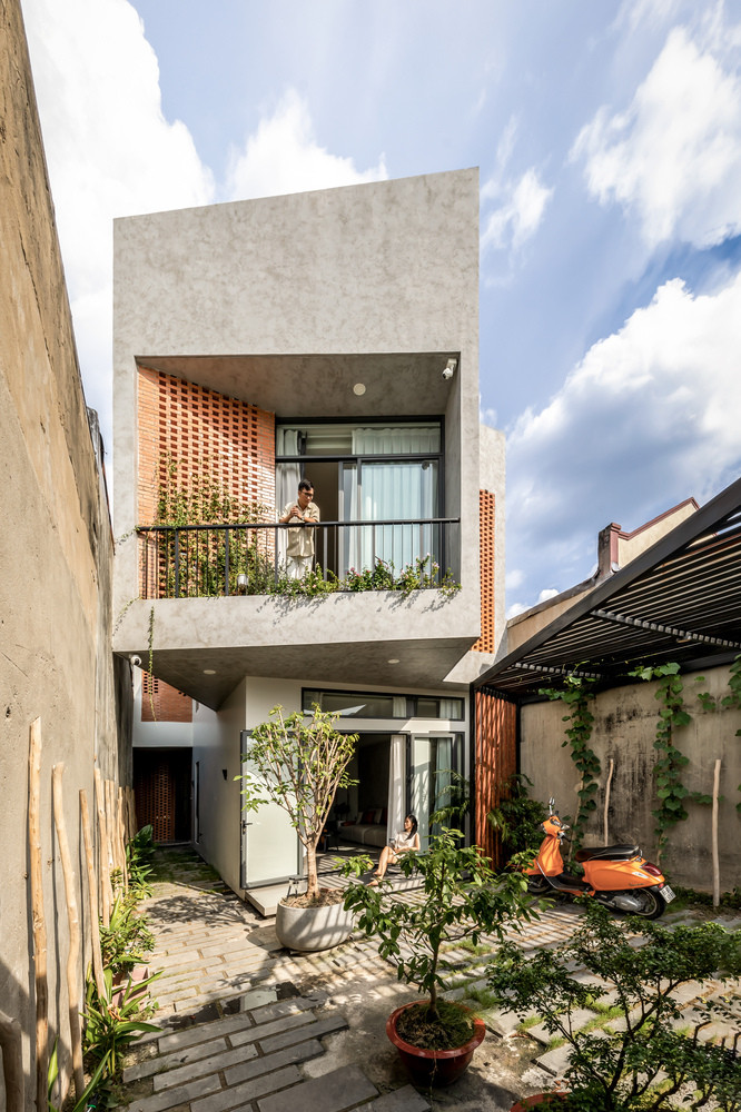 Bằng cách sử dụng kỹ thuật xây gạch không trát, các viên gạch được sắp xếp theo kiểu liên kết và cố định bằng vữa, sau đó được bảo vệ bằng lớp phủ chống thấm. Cách tiếp cận này không chỉ đảm bảo độ bền của kết cấu mà còn tạo ra bề mặt tường sống động.